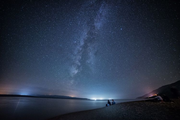 Пляж «Златни Рат» под звездным небом