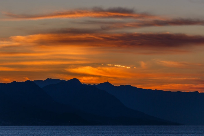 Осенний закат над горным массивом Биоково в Хорватии