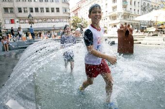 Купание в фонтане в Белграде