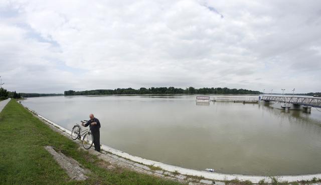 Наводнение в городе Апатин в Сербии. Фото: TANJUG, Jaroslav Pap Пик наводнения в сербском Апатине