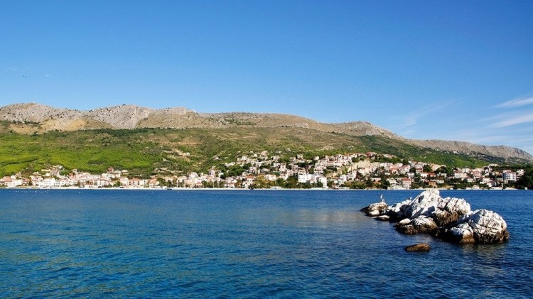 Вид на хорватский курорт Подстрана с моря