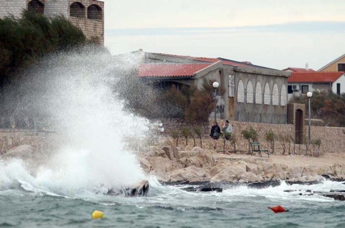 Шторм в хорватском поселке Ражанац Северной Далмации