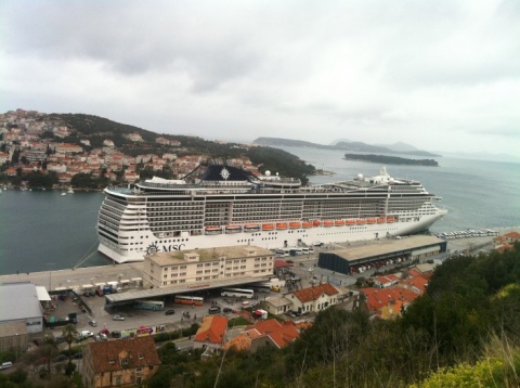 Круизный лайнер MSC Divina у Дубровника