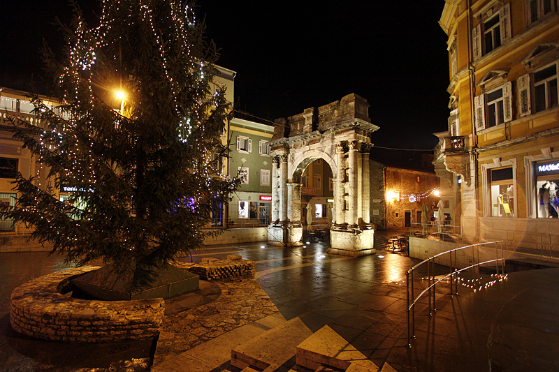 Пула накануне Рождества и Нового года