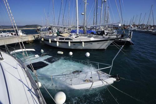 Затонувшая яхта в городке Бетина