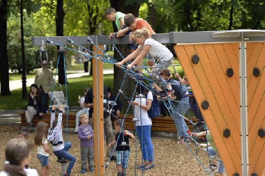 Детский игровой комплекс в белградском парке 