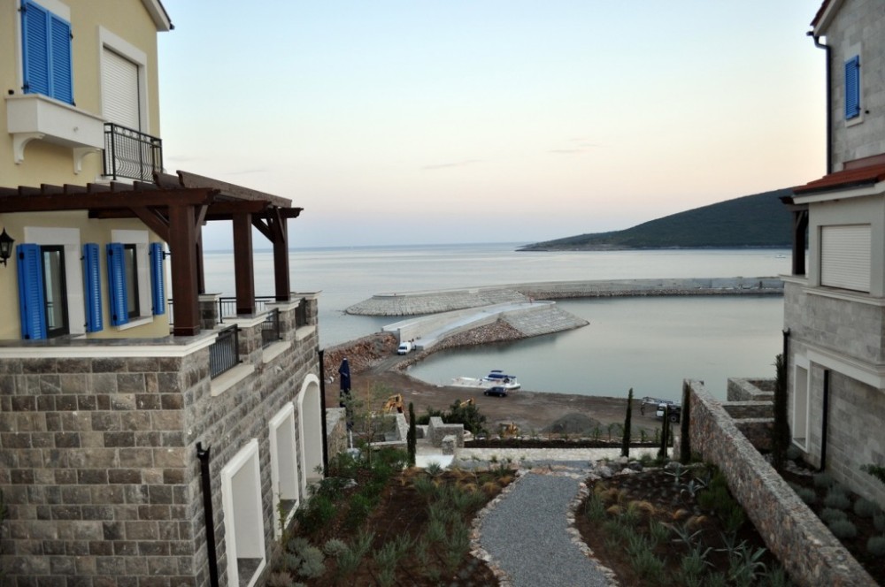 Строительство комплекса "Луштица Бей" на побережье Черногории