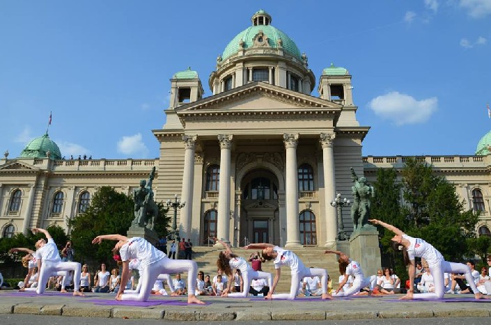 Йога-перформанс на площади у сербского парламента. Фото: Yogasavezsrbije.com