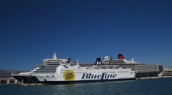 Круизный лайнер Queen Elizabeth в порту хорватского города Сплит