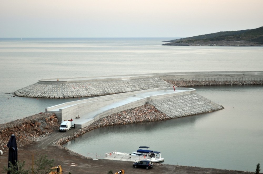 Строительство комплекса "Луштица Бей" на побережье Черногории