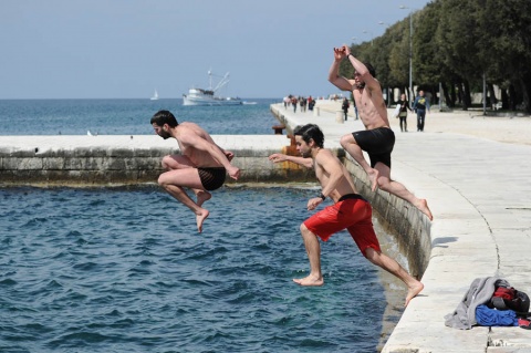 Купание туристов у набережной хорватского Задара