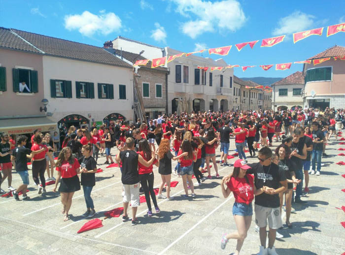 Танец выпускников школ в Херцег-Нови в мае 2017 года