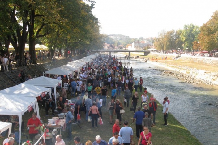 Фестиваль шкварок в Сербии. Фото: Kolubarske.rs