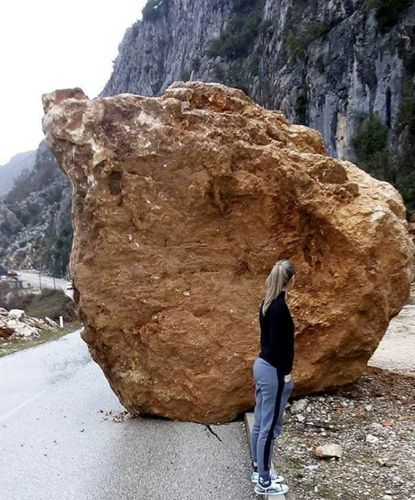 Кусок скалы на дороге к монастырю Острог. Фото: Rtcg.me