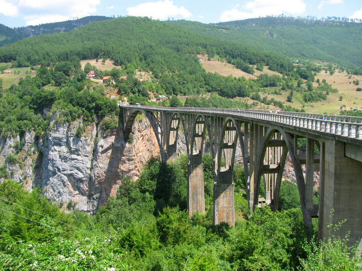 Знаменитый мост Джурджевича через реку Тара. Фото: А.Новикова, BalkanPro.ru