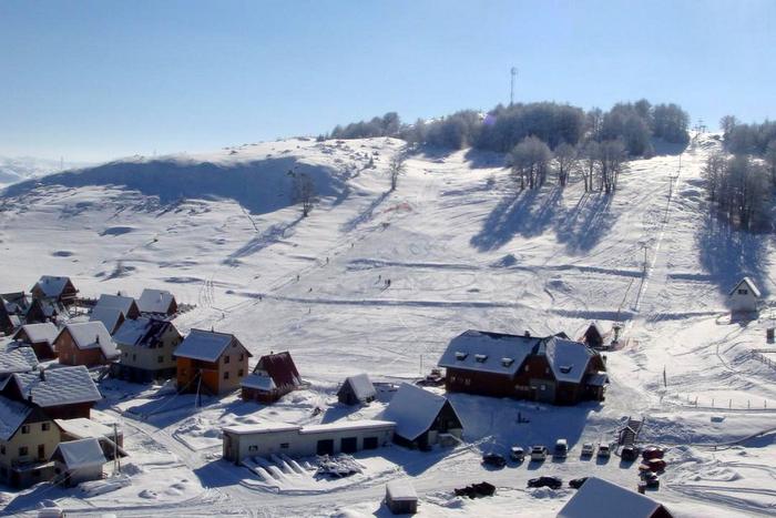 Горнолыжная база Яворовача. Фото: Facebook, Ski Centar Javorovača Žabljak Горнолыжная база Яворовача. Фото: Facebook, Ski Centar Javorovača Žabljak