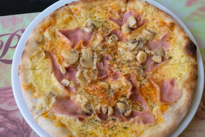 Пицца с ветчиной, сыром и грибами в которской пиццерии. Фото: А.Новикова, BalkanPro.ru