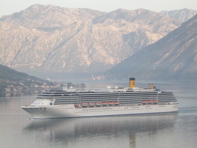 Круизный лайнер Costa Mediterranea в Бока-Которской бухте. Фото: Radio Kotor