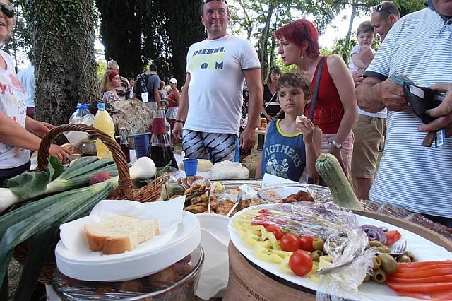 Ярмарка домашней кухни и традиционных блюд в селе Камено. Фото:Agencija, Bokanews.me