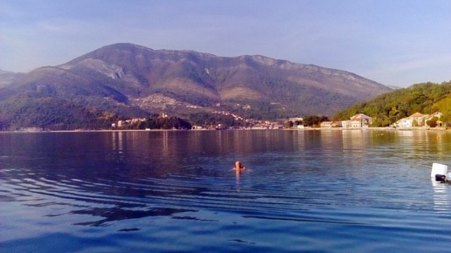 Ноябрьское купание в Черногории. Фото: Bokanews.me