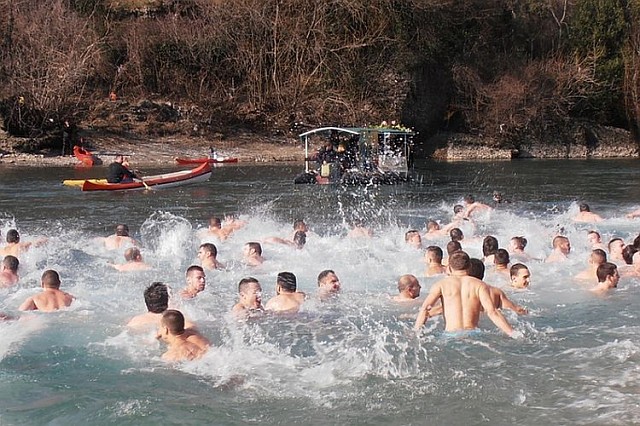Заплыв за Богоявленским крестом в Подгорице. Фото: Mondo.rs, Gordana Bojanić