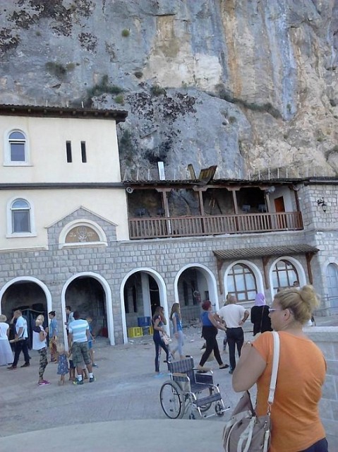 Падение скалы на монастырь Острог. Фото: Facebook, Parohija Straševina
