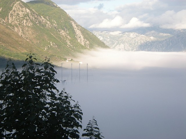 Туман в Бока-Которской бухте. Фото: Radio Kotor