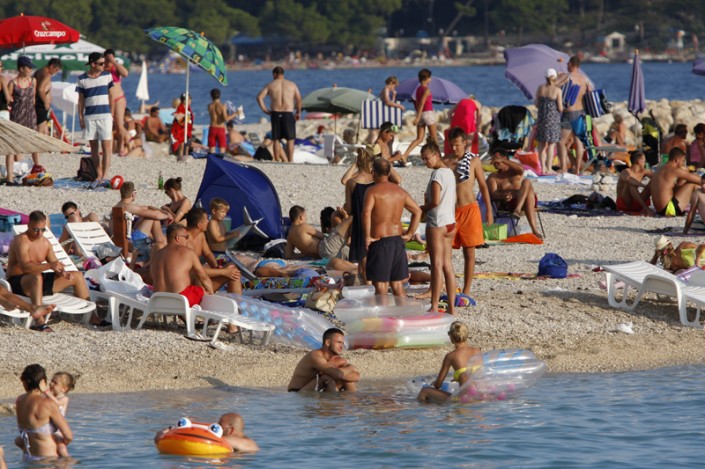 Туристы на пляже в городе Макарска