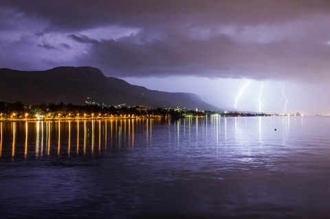 Молнии в небе над хорватским Каштел-Нови