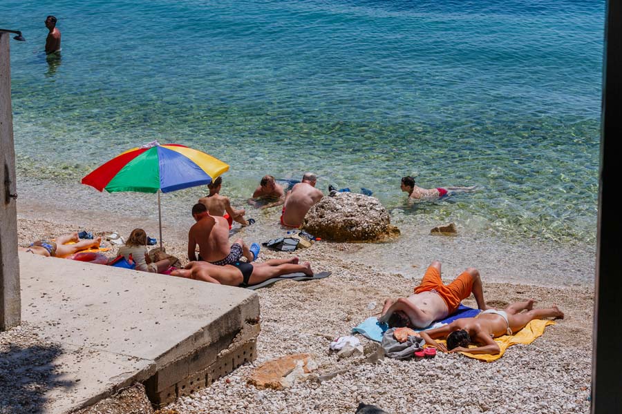 Пляж на хорватском курорте Дуги-Рат