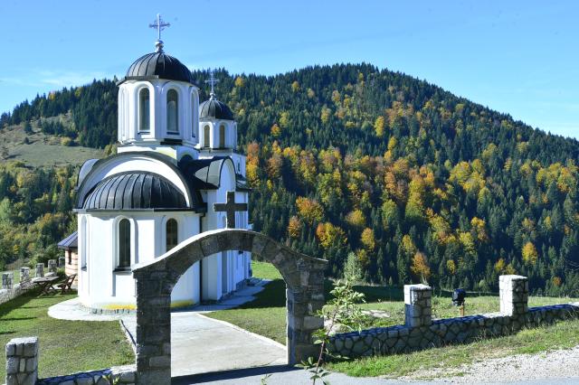 Солнечная осень на Златаре рядом с городком Нова-Варош
