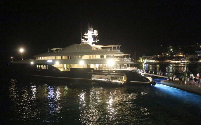 Суперъяхта Sycara V в порту Хвара