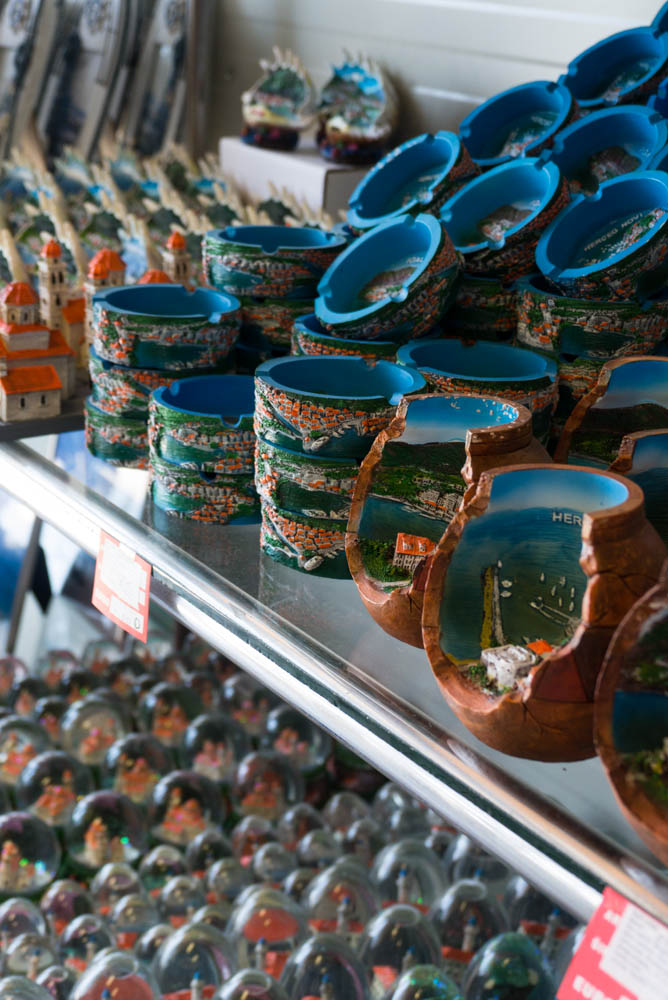 Покупка сувениров на отдыхе в Черногории