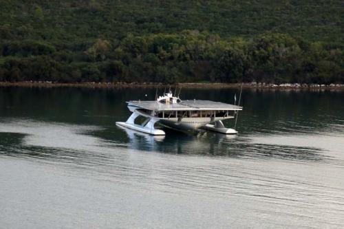 Яхта на солнечных батареях вблизи Пулы