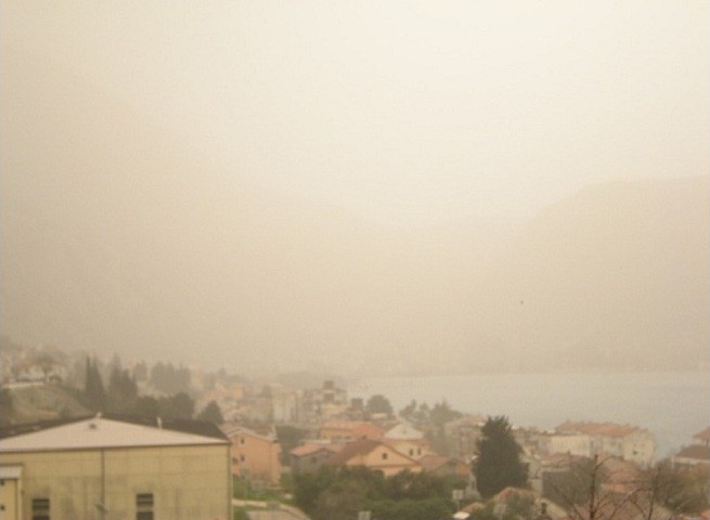 Песчаный дождь на побережье Черногории в марте 2016 г. 