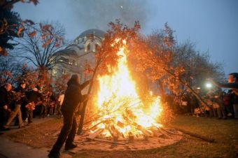 Сожжение бадняка у храма Святого Саввы в Белграде