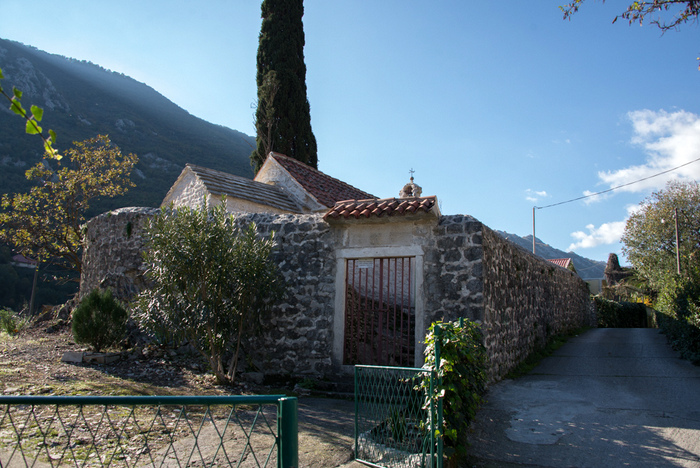 Храмы и церкви в поселке Моринь в Черногории