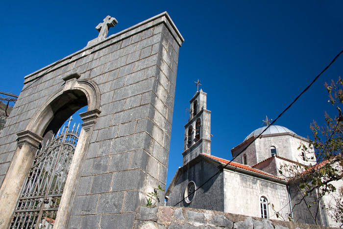 Храмы и церкви в поселке Моринь в Черногории