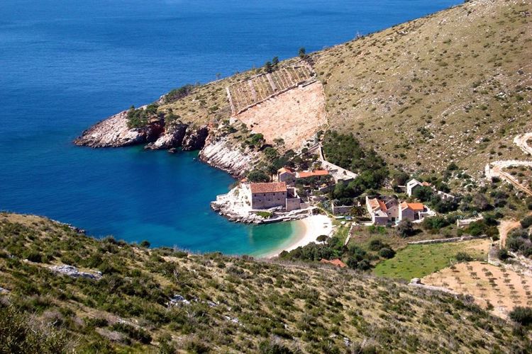 Пляж «Дубовица» на острове Хвар