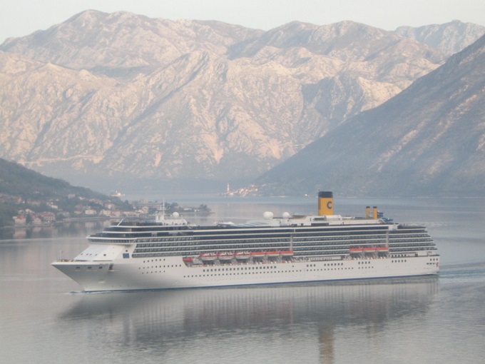 Круизный лайнер Costa Mediterranea в Бока-Которской бухте в апреле 2016 г.