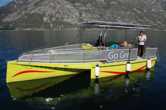 Лодка на солнечных батареях Go Green в Бока-Которской бухте 