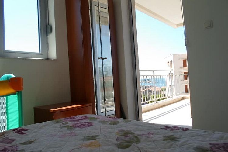 Двухкомнатная квартира с видом на море в Петроваце, Черногория