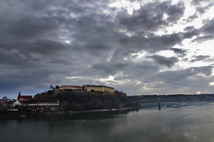 Облачное январское утро в Нови-Саде в 2016 г. 