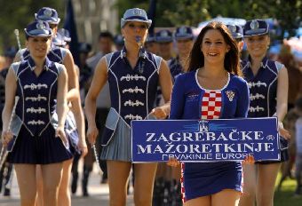 Выступление хорватских мажореток в сербском Нови-Саде