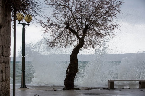 Ураганный ветер в хорватском Каштел-Стари