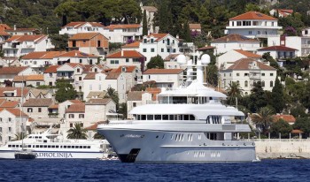 Яхты в порту Хвара в Хорватии