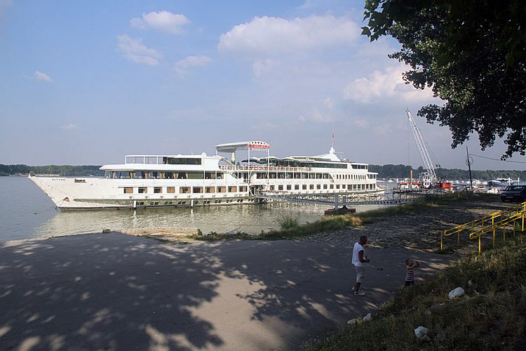 Речной лайнер-отель на берегу Дуная