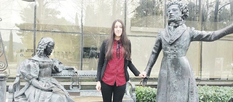 Ирена Маджгаль в Подгорице у памятника Пушкину и Гончаровой. Фото: Vijesti.me