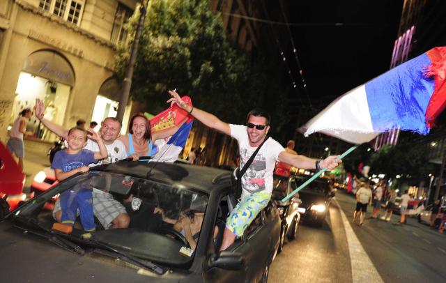 Празднование победы сербских ватерполистов в чемпионате мира по водным видам спорта