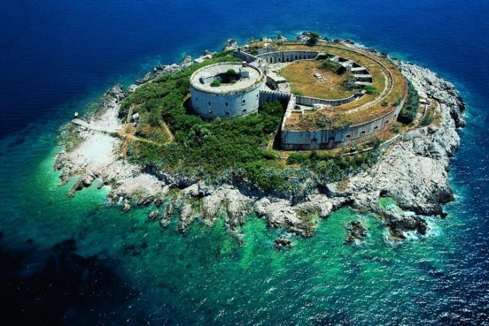 Остров Ластавица с крепостью Мамула. Фото: Hercegnovi.montenegro.travel